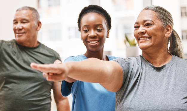 Foto enfermeira de fisioterapia e casal sênior para sorriso de exercício e objetivo de trabalho em equipe para saúde, bem-estar ou casa fisioterapeuta ajuda mulher negra e treinamento para treino ou fitness em grupo de reabilitação