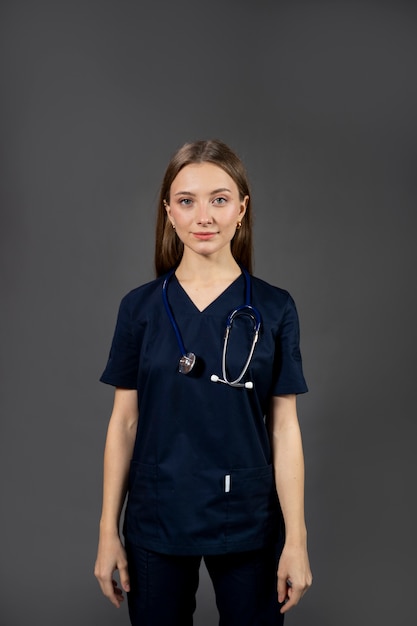 Foto enfermeira de tiro médio usando esfoliante médico