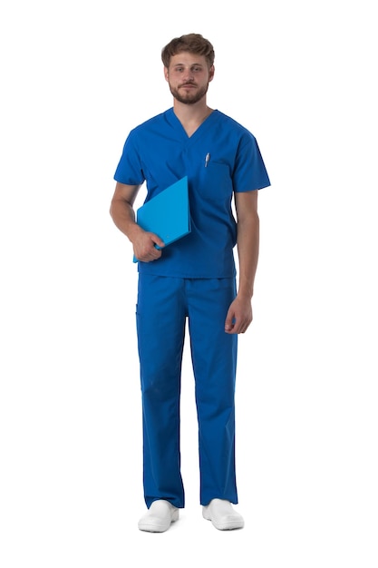 Enfermeira de uniforme azul com estetoscópio e pasta de documentos isolada no fundo branco, retrato de corpo inteiro