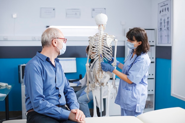 Enfermeira descreve a anatomia humana ao paciente