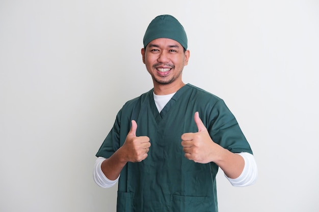 Foto enfermeira do hospital asiático sorrindo e dando dois polegares para cima