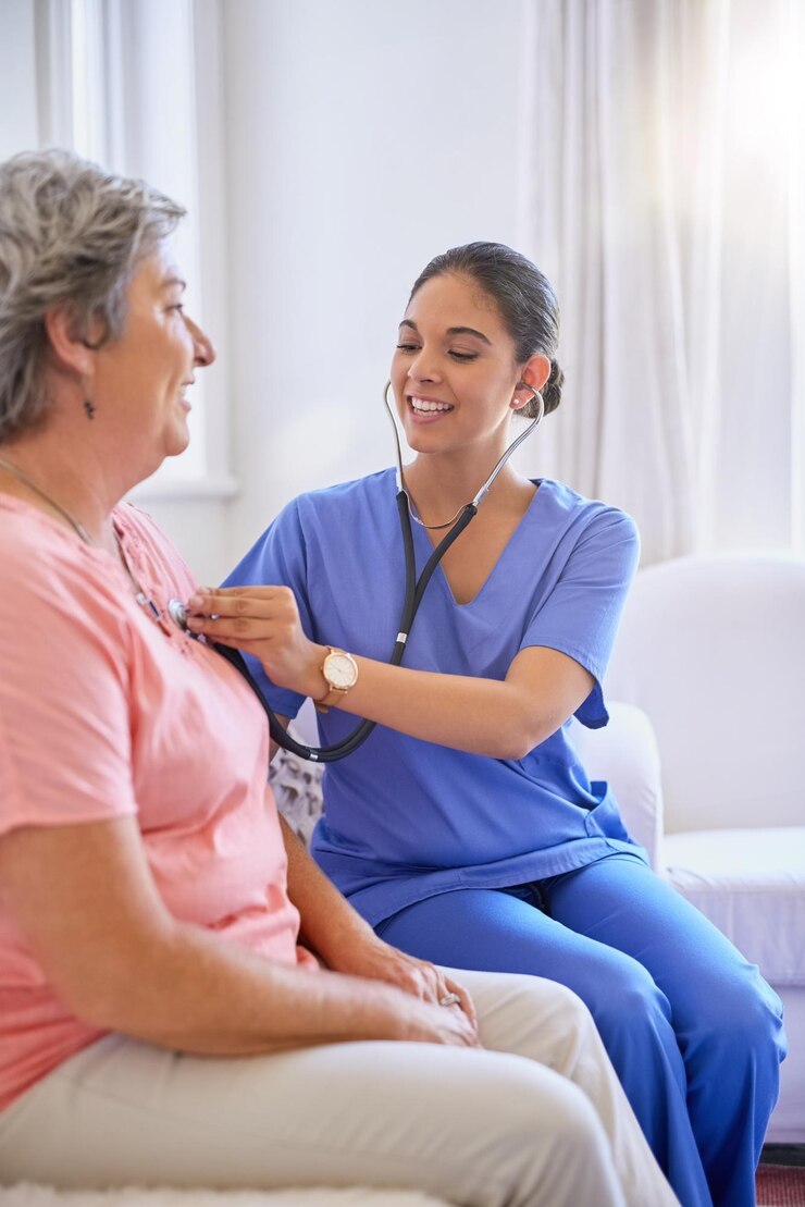 Foto enfermeira e estetoscópio ou enfermeira e cuidadora de idosos com paciente para cuidados de saúde na sala de estar verifique a consulta e escute problemas de peito funcionário médico e ajuda de bem-estar