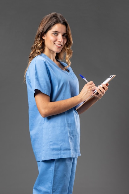 Foto enfermeira em retrato com prancheta