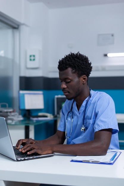 Enfermeira especializada do hospital analisando os resultados dos exames médicos do paciente e escrevendo a prescrição com base na doença e condição de saúde do paciente. Equipe de saúde revisando arquivos de consulta e medicamentos