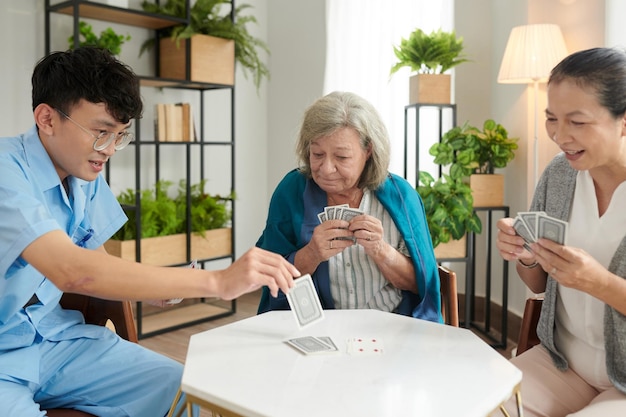 Enfermeira jogando cartas com pacientes