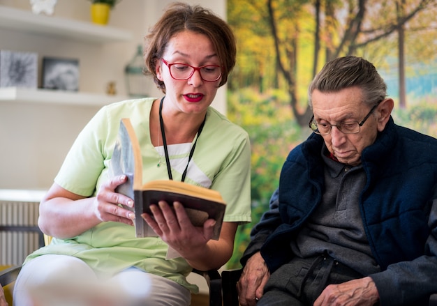 Enfermeira, livro de leitura para grupo de pessoas idosas