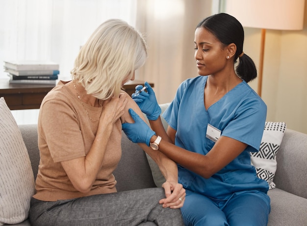 Enfermeira madura e injeção para diabetes cuidados de saúde e bem-estar com insulina Médico e tratamento de açúcar no sangue com medicamentos para diagnóstico como profissional em clínica ou hospital