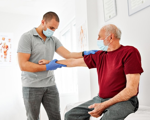 Enfermeira, médico, cuidados com idosos, exercício, fisioterapia, exercício, ajuda, assistência, casa de repouso, fisioterapia, banda elástica, terapeuta, homem idoso, alongamento