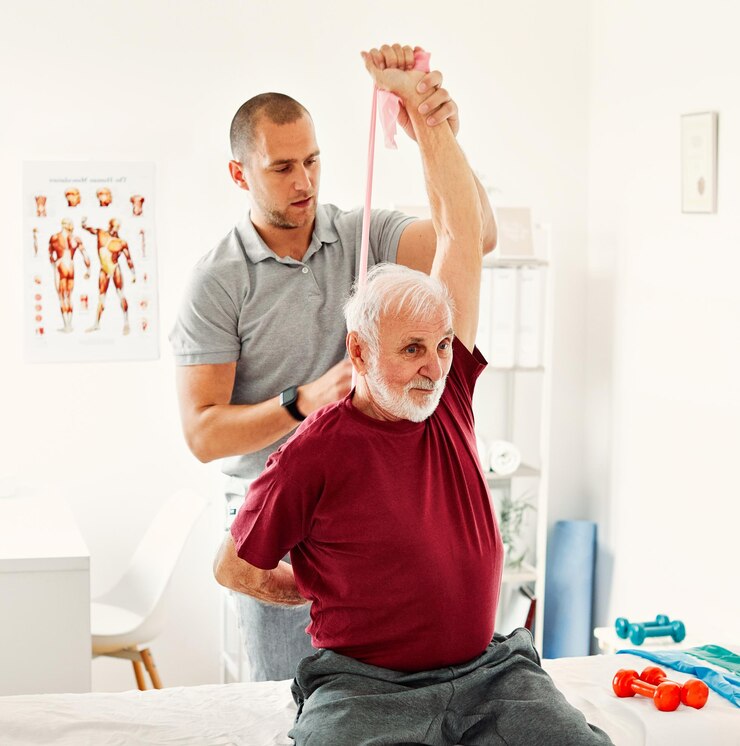Foto enfermeira, médico, cuidados com idosos, exercício, fisioterapia, exercício, ajuda, assistência, casa de repouso, fisioterapia, banda elástica, terapeuta, homem idoso, alongamento