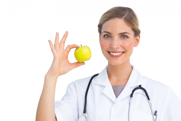 Enfermeira mostrando maçã