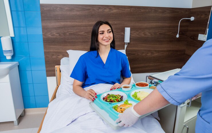 Foto enfermeira no casaco médico está segurando uma bandeja com café da manhã