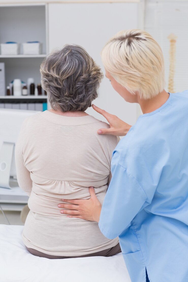 Foto enfermeira que examina os pacientes de volta à clínica