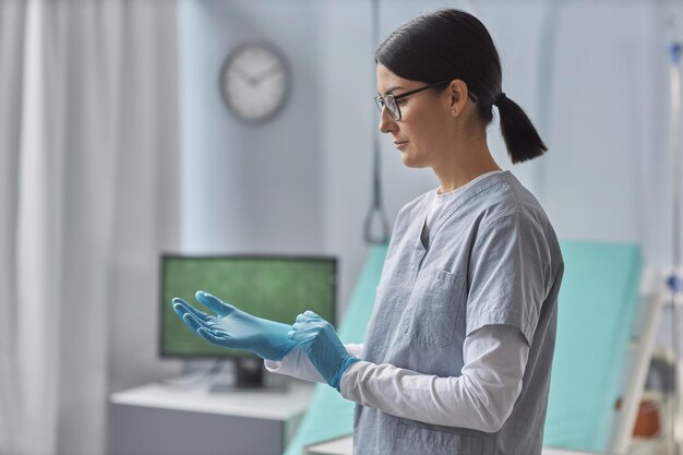 Enfermeira se preparando para seu trabalho no hospital