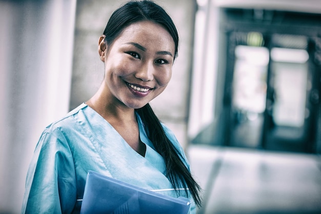 Enfermeira sorridente no hospital