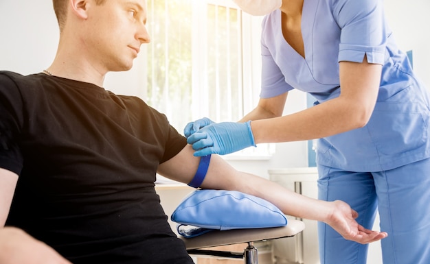 Enfermeira tirando amostra de sangue. equipamento médico. teste de sangue.