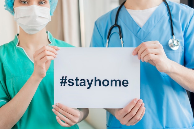 Foto enfermeiras de close-up com mensagem de ficar em casa