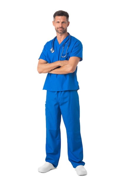 Enfermeiro de uniforme azul com estetoscópio em pé com os braços cruzados, isolado no fundo branco, retrato de corpo inteiro