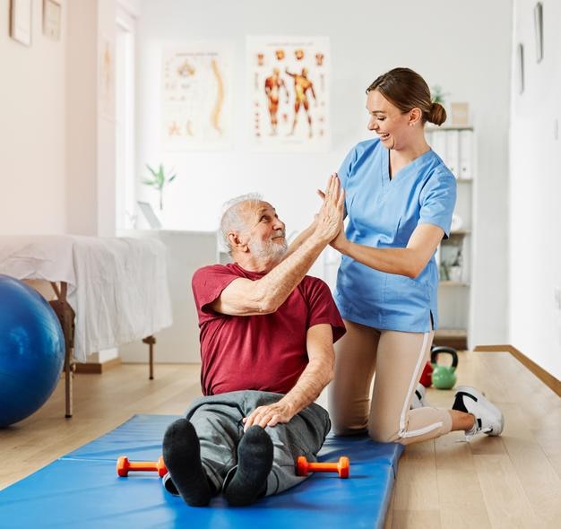 Enfermeiro médico cuidados sénior exercício terapia física exercício ajuda assistência aposentadoria alto cinco