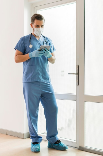 Foto enfermeiro vestindo máscara e luvas médicas
