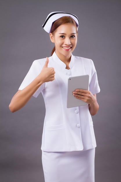 Enfermera asiática amable sonriente