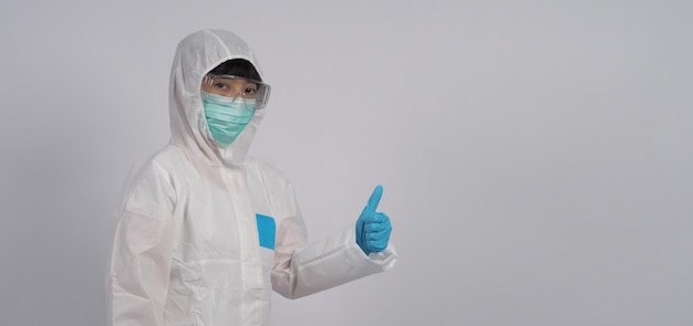 Enfermera asiática de mediana edad con traje corporal PPE