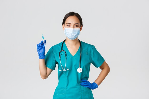 Enfermera asiática de salud posando