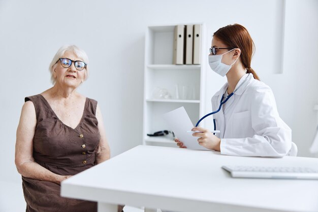 Enfermera en bata blanca examen del paciente atención médica foto de alta calidad