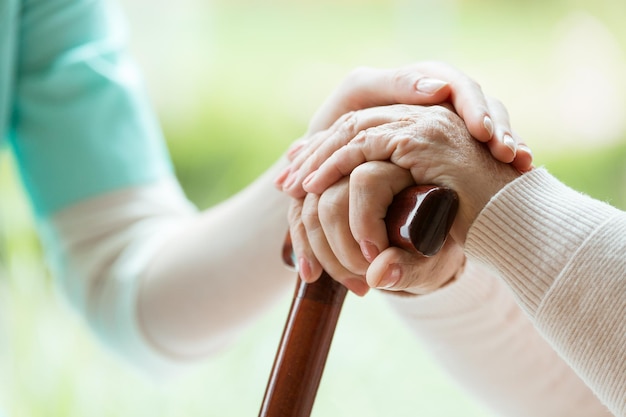 Foto enfermera consolando a la anciana