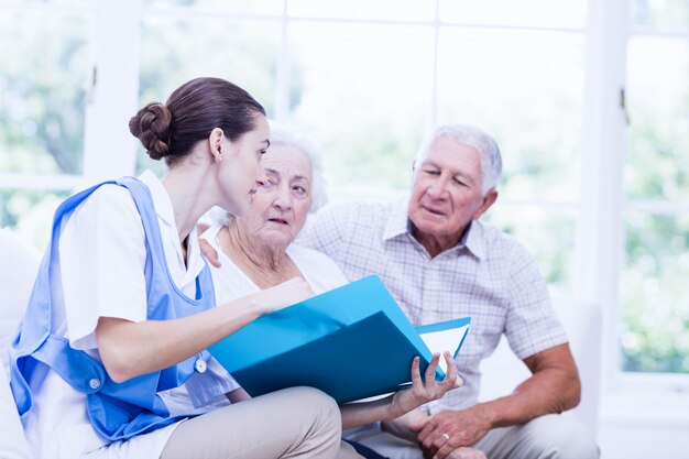 Enfermera cuidando pacientes ancianos enfermos en casa