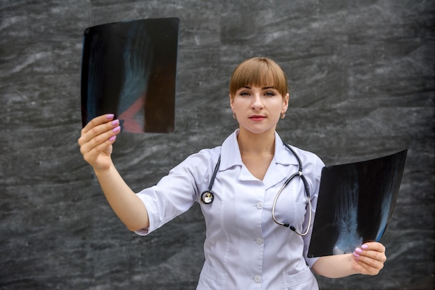 La enfermera examina la radiografía del pie. Concepto médico.