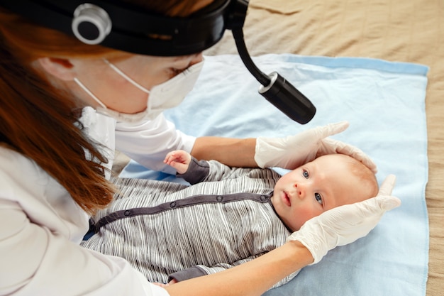 Foto enfermera examinando lindo niño pequeño