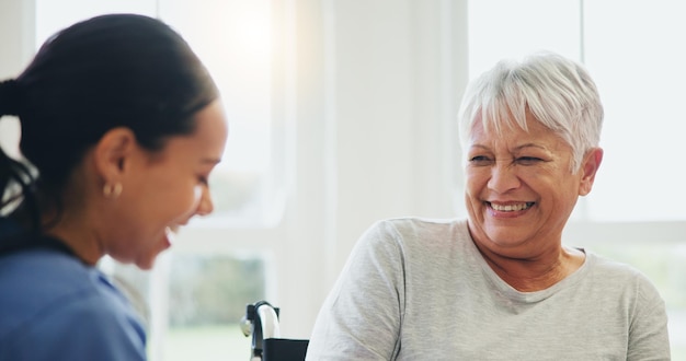 Foto la enfermera feliz y el paciente anciano se ríen en la atención de ancianos por broma divertida humor o consulta en el hogar de ancianos el médico o el cuidador médico sonríen y ríen con una persona madura con una discapacidad