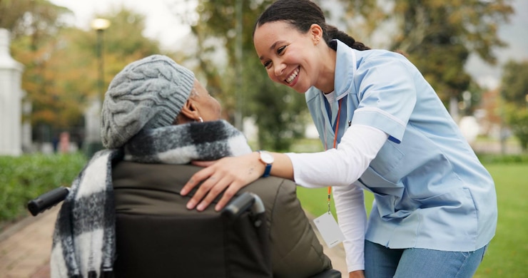 Foto enfermera feliz y parque con una anciana en silla de ruedas para la jubilación, cuidado de ancianos y fisioterapia. confíe en la atención médica y sanitaria a pacientes mayores y cuidadores en la naturaleza para rehabilitación.