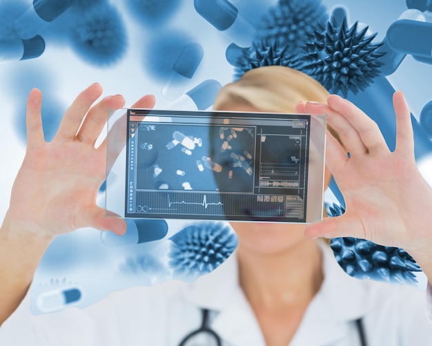 Enfermera feliz sosteniendo una pantalla virtual
