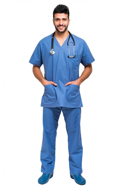 Enfermera hombre aislado en blanco de longitud completa