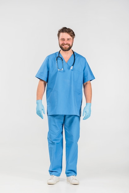 Foto enfermera hombre en uniforme sonriendo