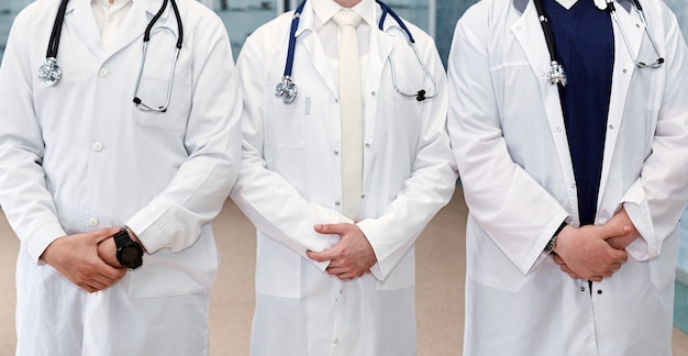 Enfermera en el hospital cogidos de la mano con el equipo de médicos cirujano y otra enfermera. Concepto de trabajo en equipo de datos de salud y salud. Banner promocional ancho de fondo.