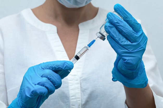 Una enfermera marca la inyección en la jeringa, vacunación