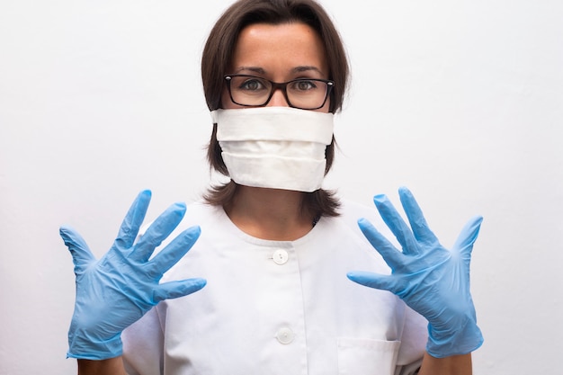 Foto enfermera con una máscara y guantes azules en el hospital