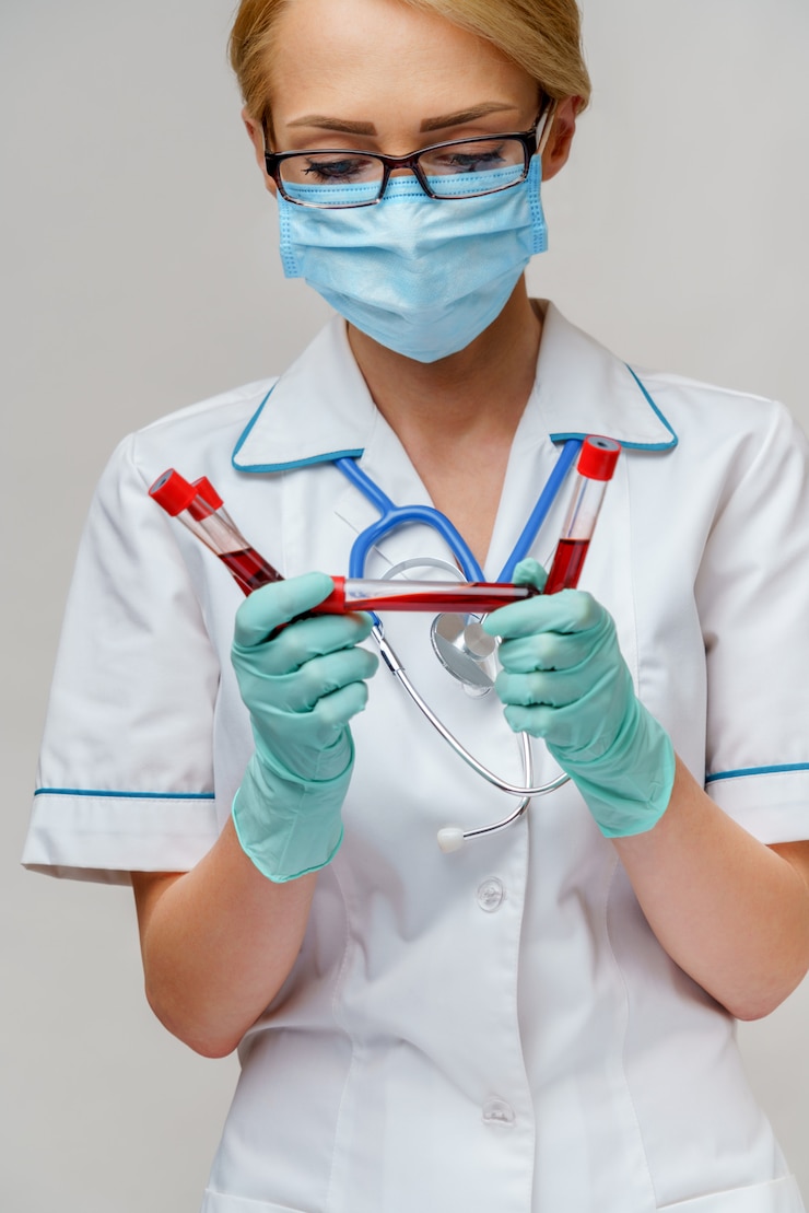 Foto enfermera con máscara protectora y guantes y sosteniendo un tubo de análisis de sangre de virus