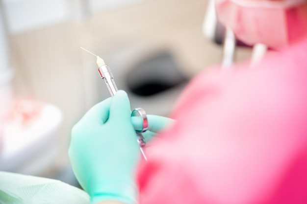 Enfermera médica o médico dentista preparando un ingenio de tiro anestésico