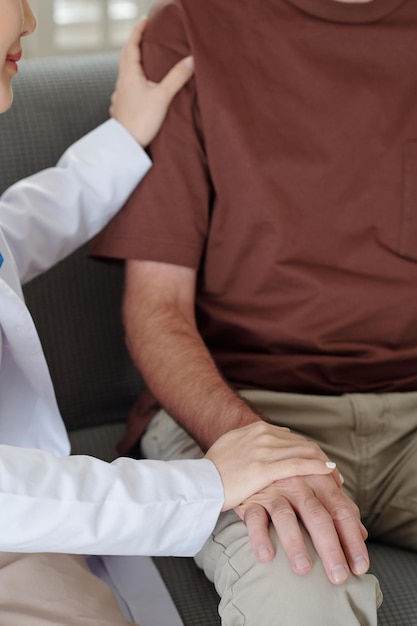 Enfermera médica tocando el brazo del paciente