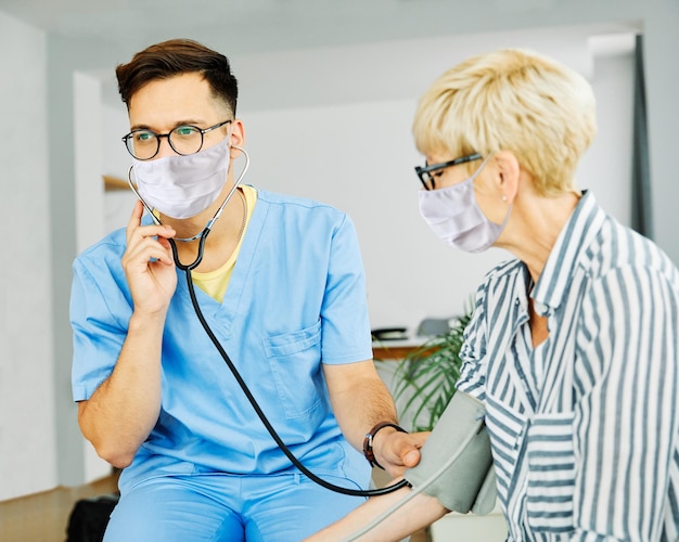 Enfermera, médico, cuidador de personas mayores, ayuda a verificar la máscara de salud, virus, coronavirus, corona, protección