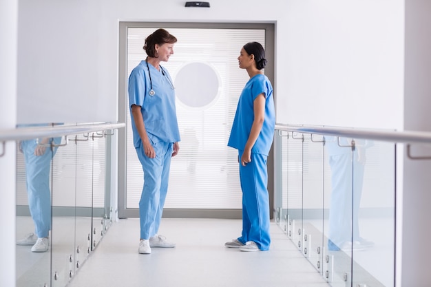 Enfermera y médico interactuando entre sí