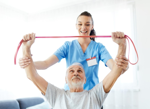 Enfermera médico senior cuidado ejercicio fisioterapia ecercising ayuda assistencia casa de retiro anciano