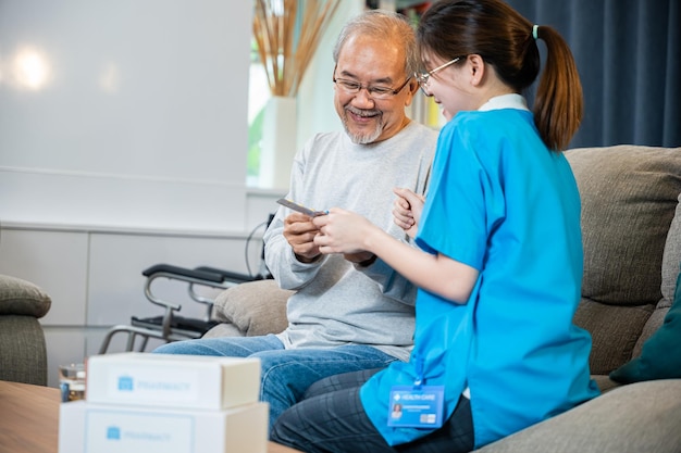 Una enfermera muestra un medicamento recetado a un anciano en un asilo de ancianos