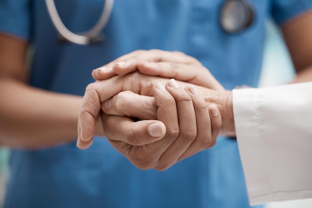 Enfermera con el paciente tomándose de la mano para obtener ayuda y consejos de atención médica después de que el cáncer resulte en un chequeo médico o una triste noticia de muerte Zoom de la mano del médico para confiar en la consulta clínica de alto nivel