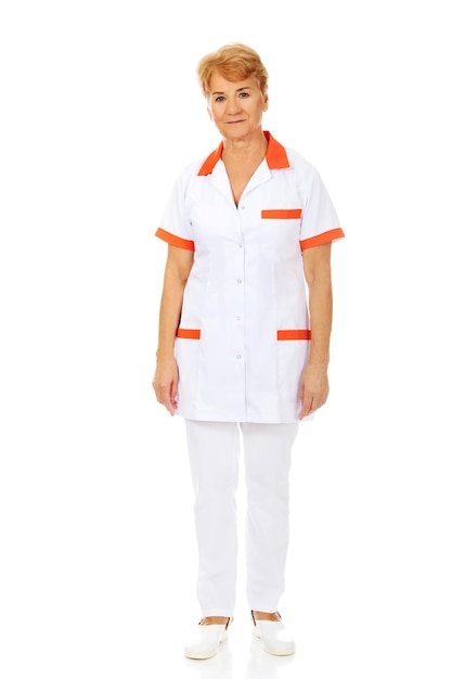 Foto la enfermera de pie contra un fondo blanco