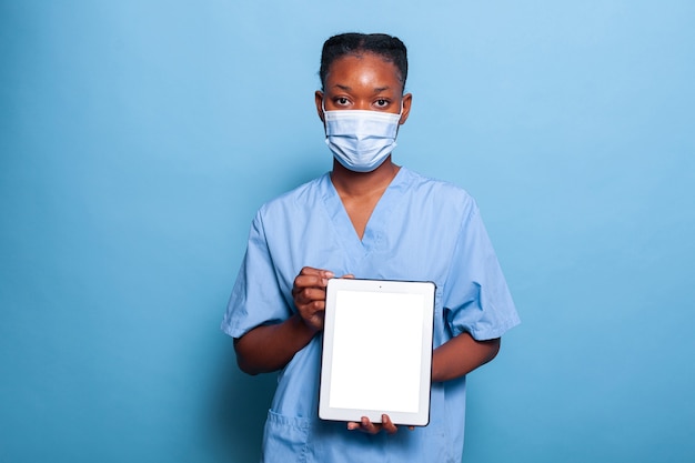 Enfermera practicante afroamericana con mascarilla protectora contra el coronavirus