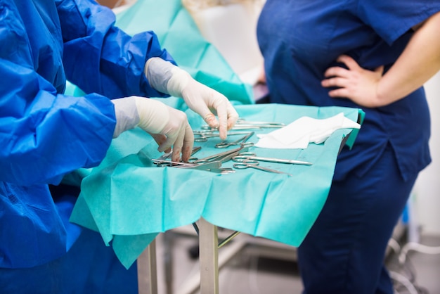 Enfermera preparando instrumentos médicos para la operación.